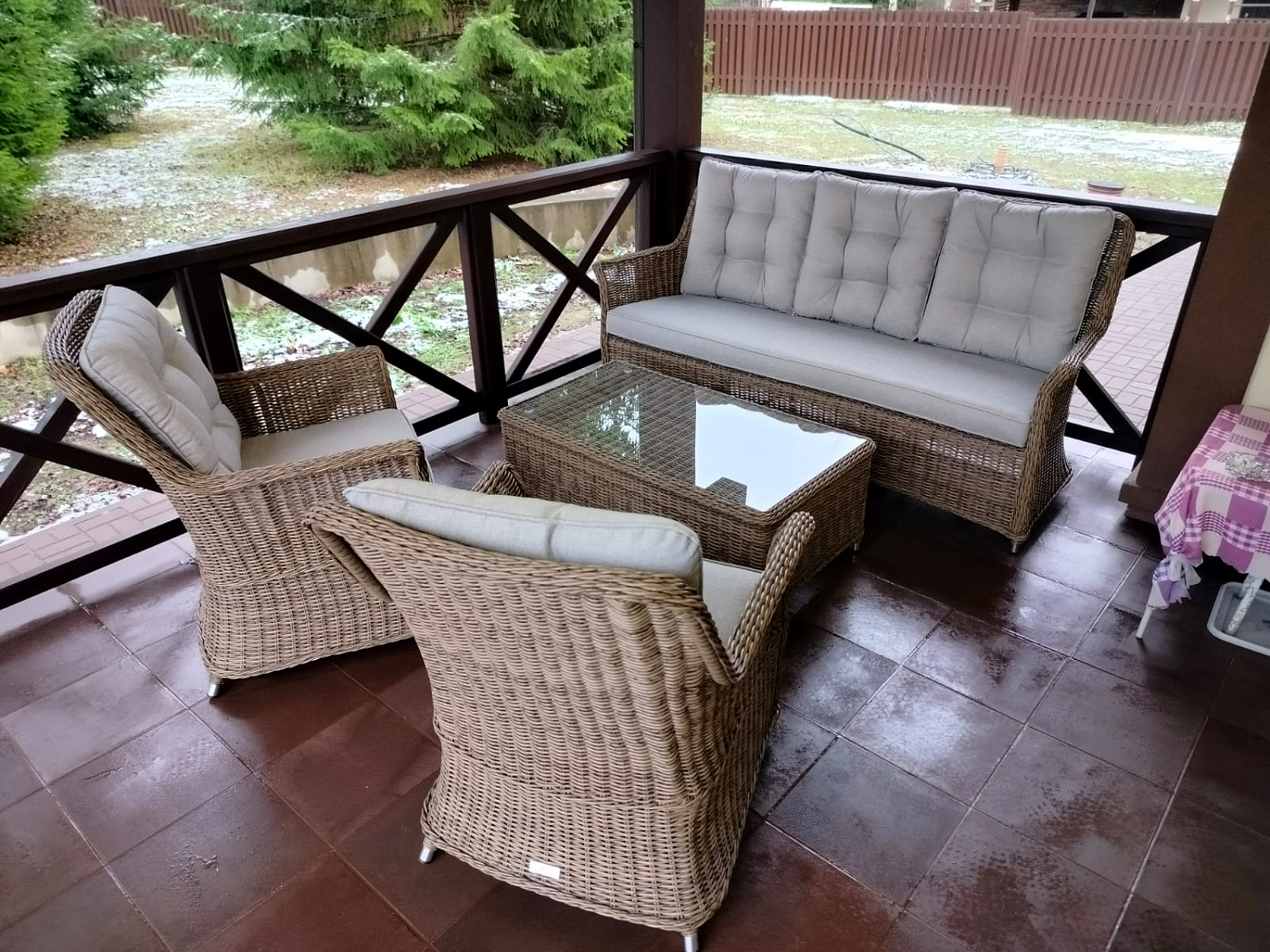 Комплект мебели Royal Family VICTOR со стеклянным журнальным столом: баланс классической плетёной эстетики и современного комфорта для вашей террасы